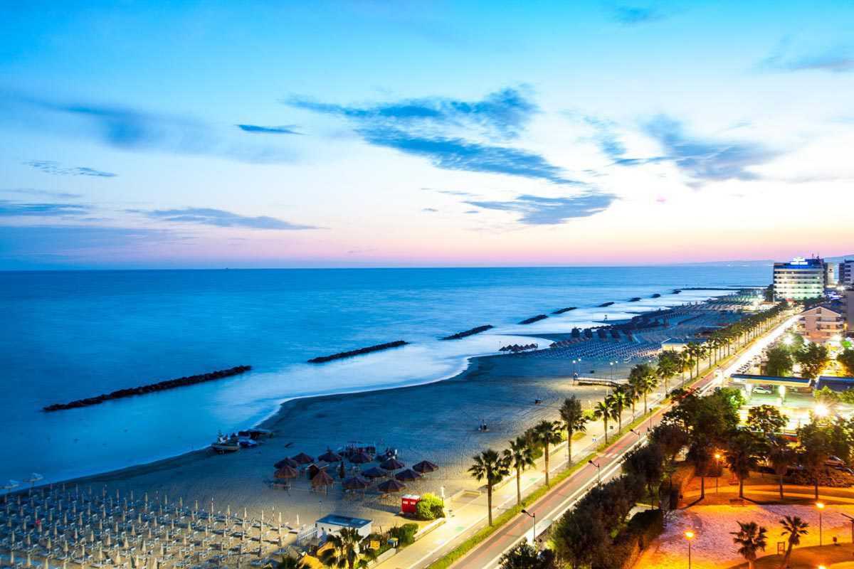 Vista panoramica del lungomare di Pescara, spiagge e vita notturna
