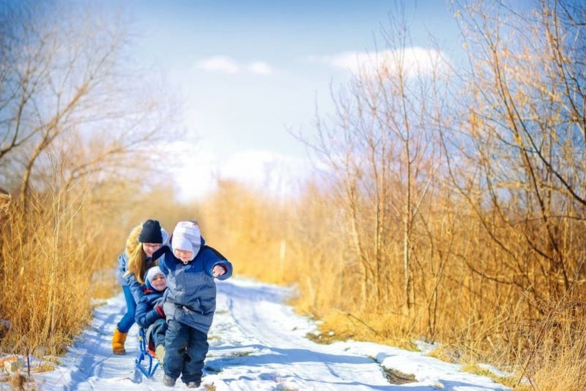 Campo Imperatore al tramonto, famiglie che giocano nella neve