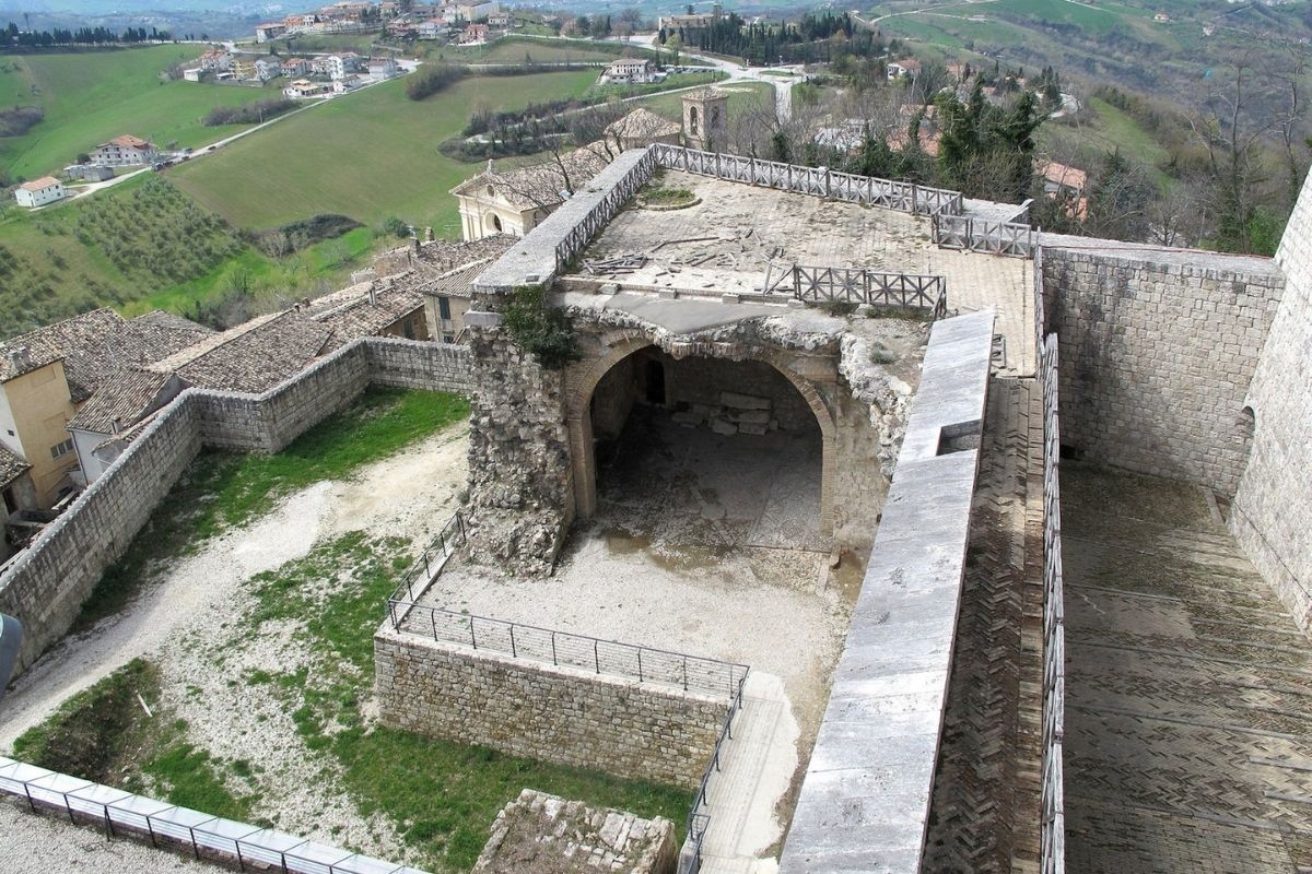 Bambini che esplorano la Fortezza di Civitella del Tronto, divertimento in famiglia