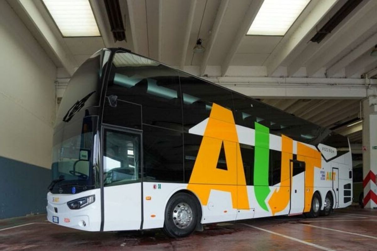 Un autobus TUA in partenza per Civitella del Tronto
