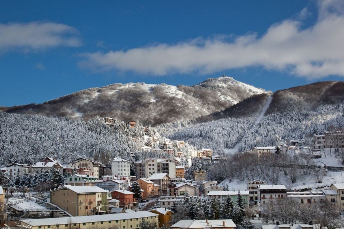 Roccaraso in inverno, con le sue piste innevate e paesaggi montani