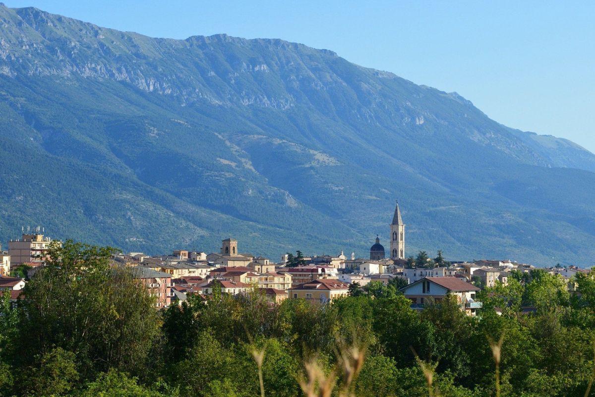 Panorama di Sulmona con i monti sullo sfondo, evidenziando la bellezza della città