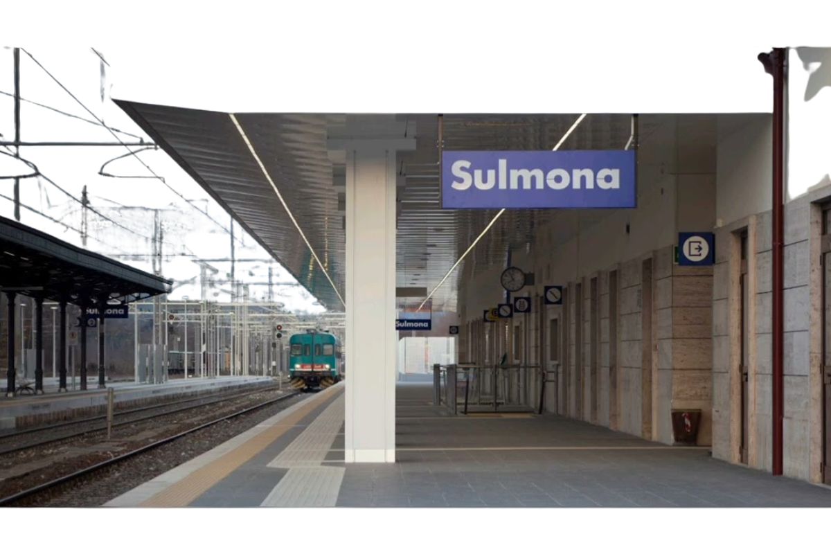 Vista della stazione ferroviaria di Sulmona, simbolo di accessibilità