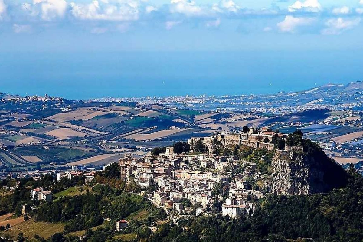 Torre medievale di Civitella del Tronto al tramonto