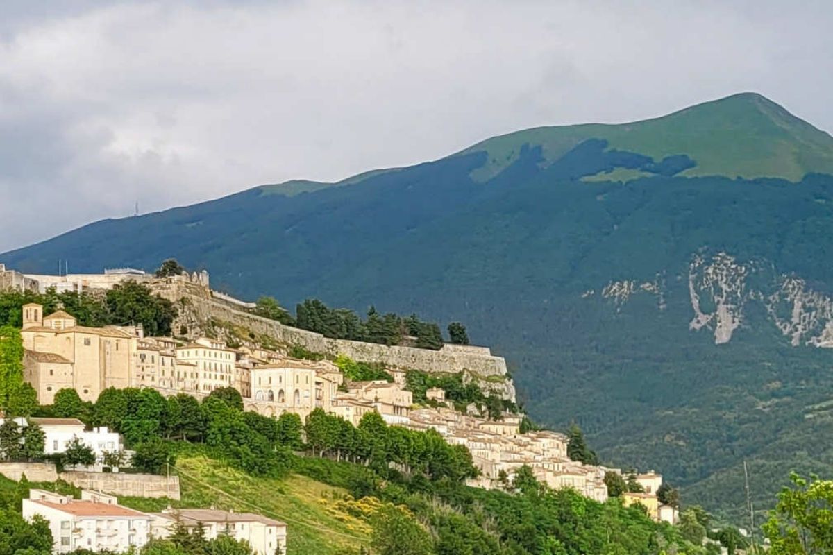 Veduta panoramica di Civitella del Tronto con il Gran Sasso sullo sfondo