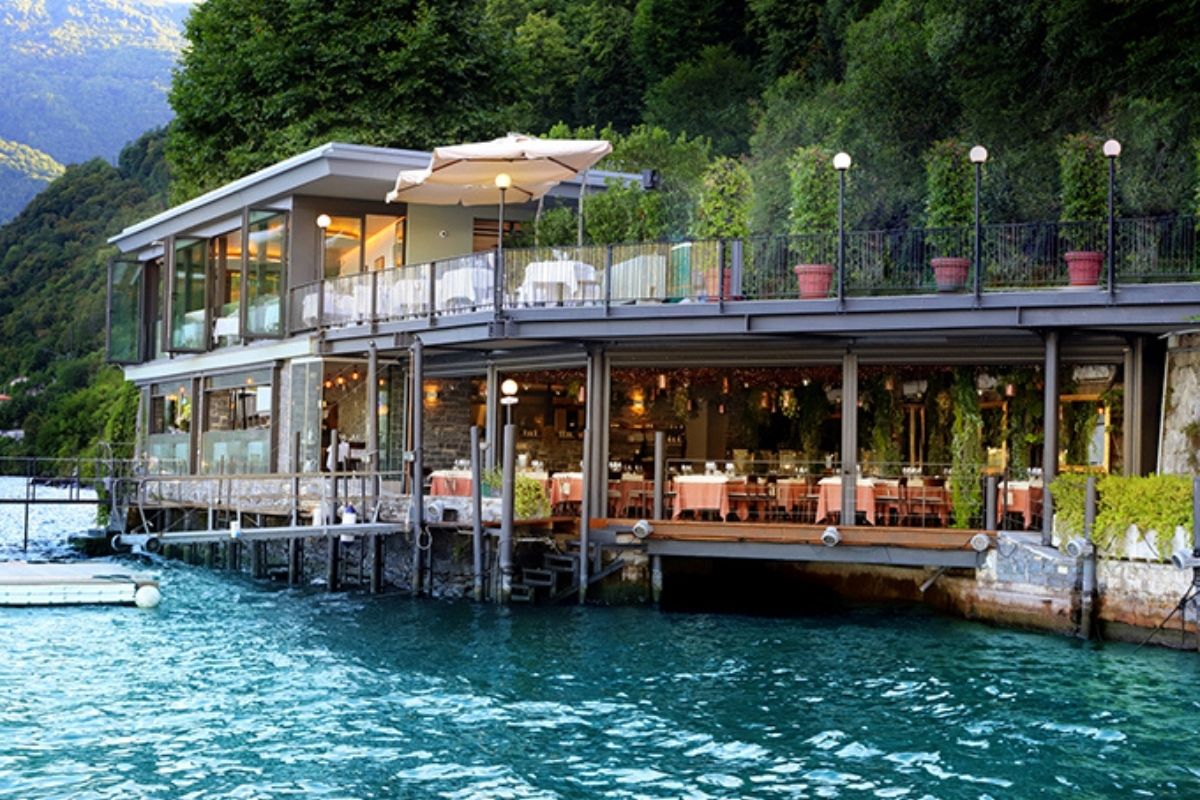 Scorcio del ristorante con vista sul Lago di Campotosto