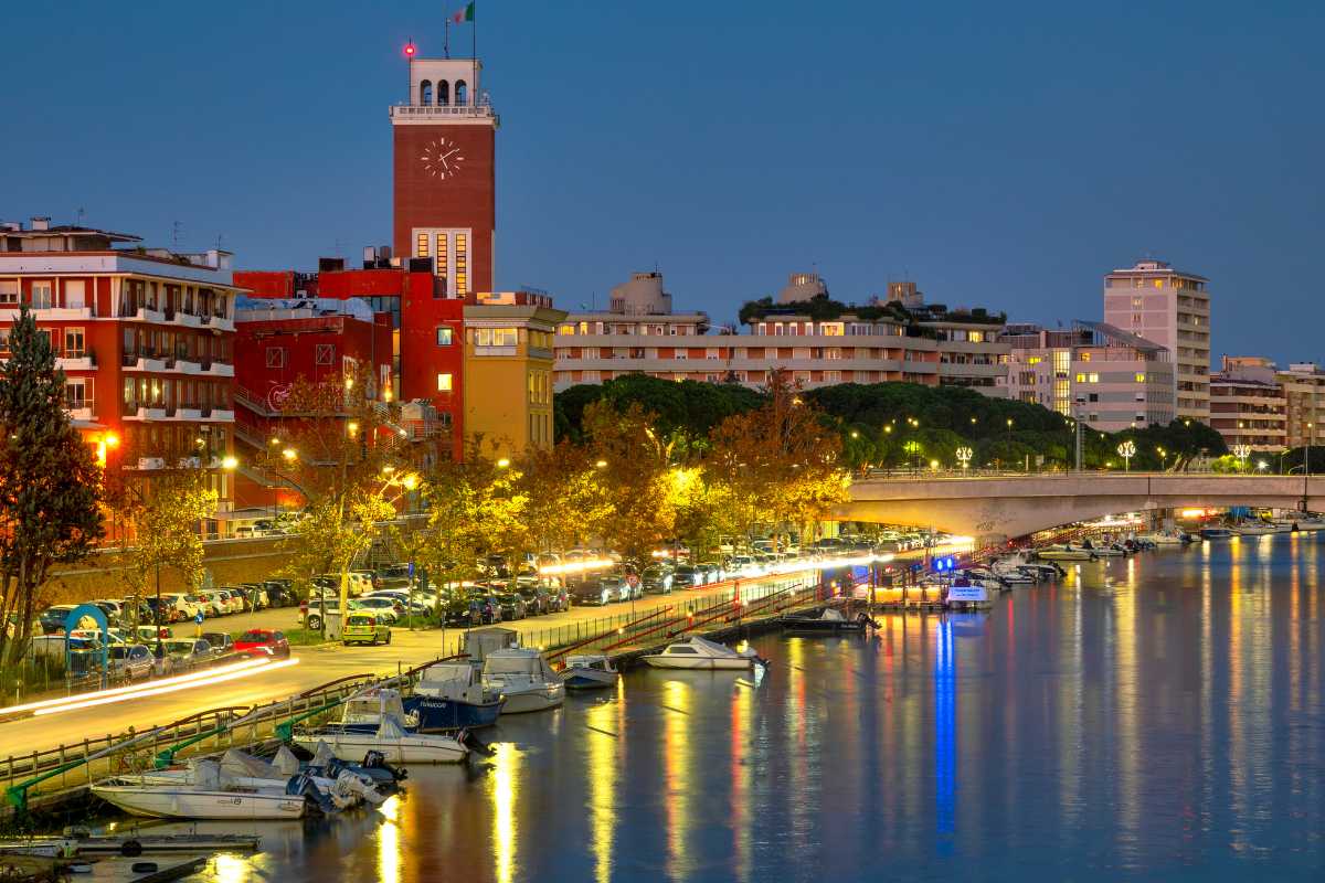 Vista panoramica del lungomare di Pescara, con le sue spiagge e palme