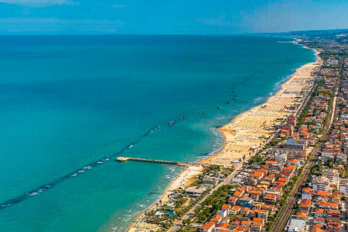 Panorama di Roseto degli Abruzzi al tramonto, con il mare e le colline