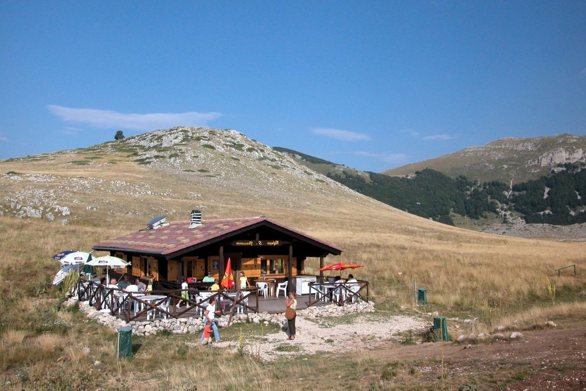 Panorama da un ristorante di Campo Imperatore con vista sulle montagne