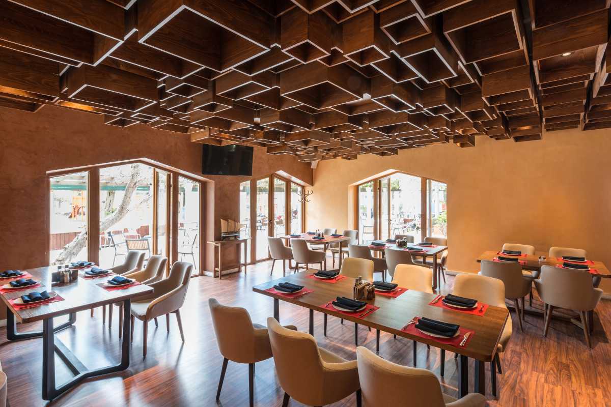 Vista panoramica del centro storico di Giulianova e del mare, con piatti tipici in primo piano