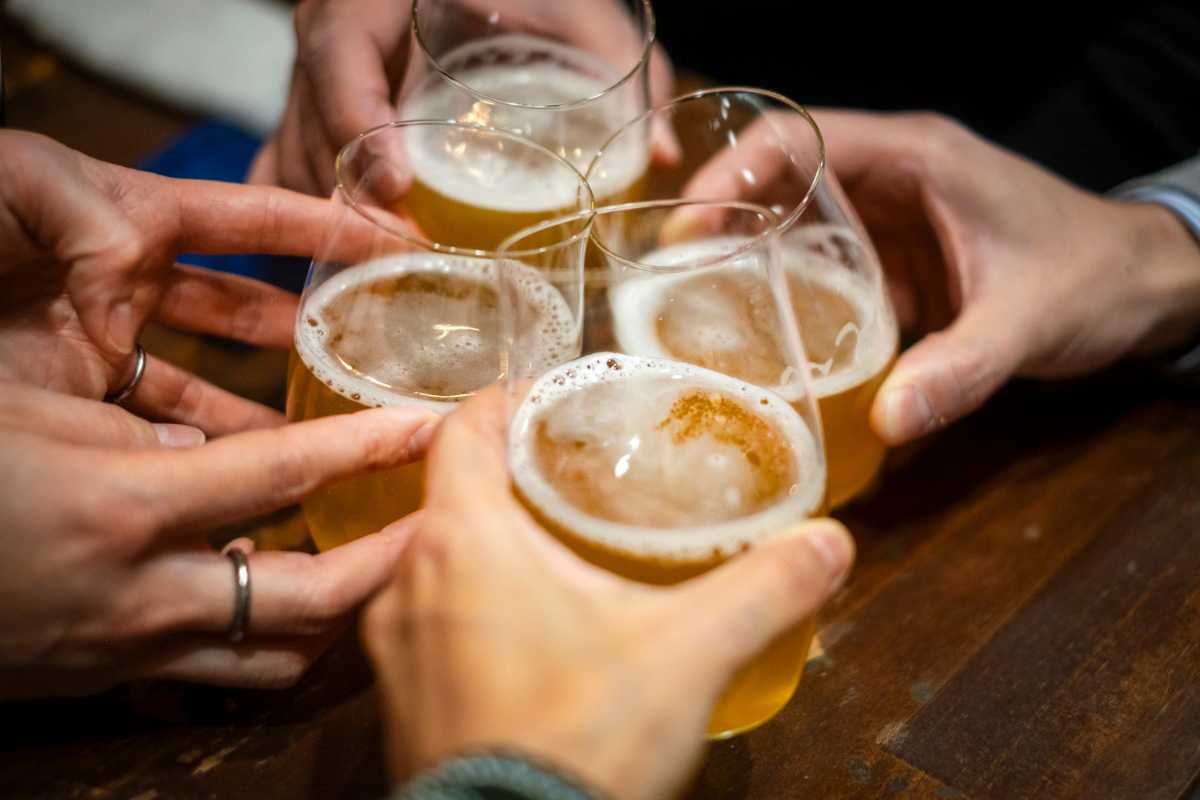 Mercato di Scanno con espositori di prodotti tipici e gente del posto