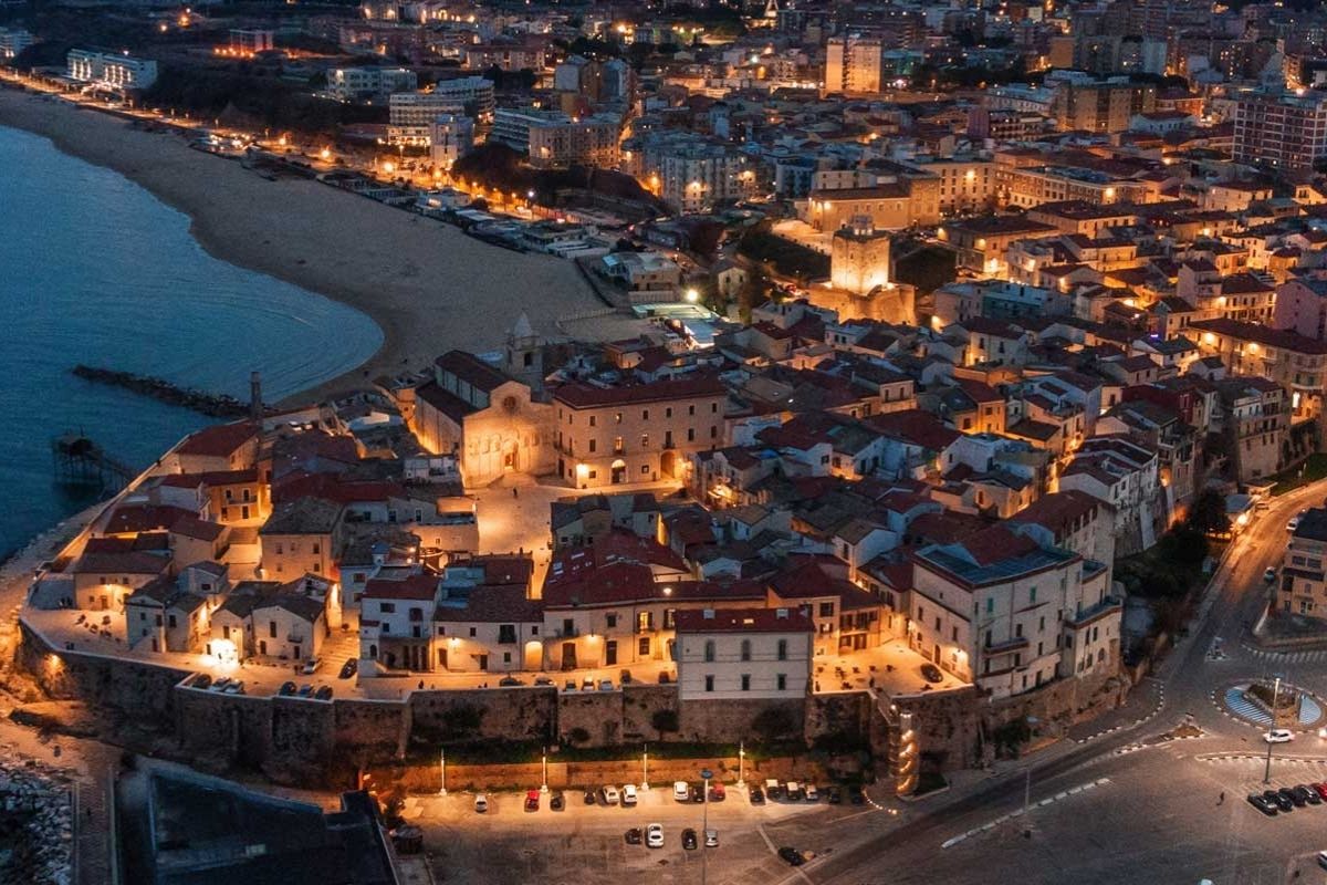 Vista panoramica di Giulianova con il mare e il centro storico, evidenziando le tradizioni locali