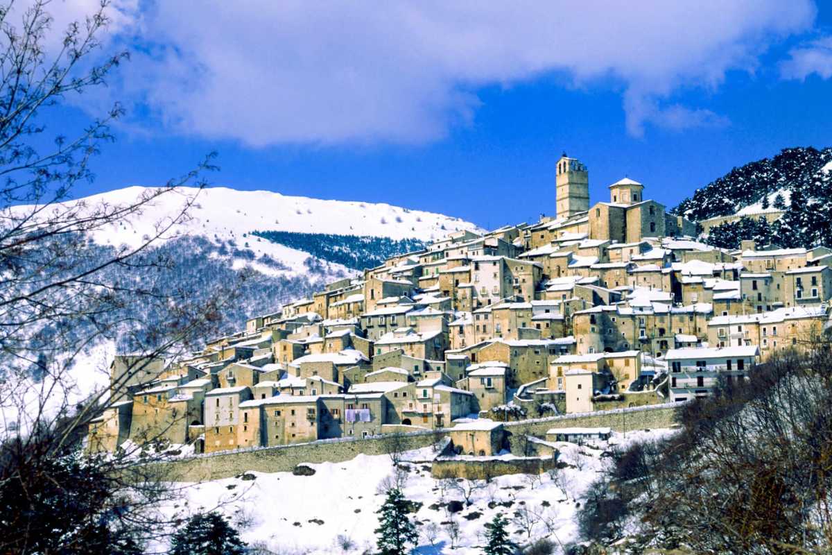 Vista panoramica di L'Aquila, con particolare attenzione ai monumenti e alle chiese