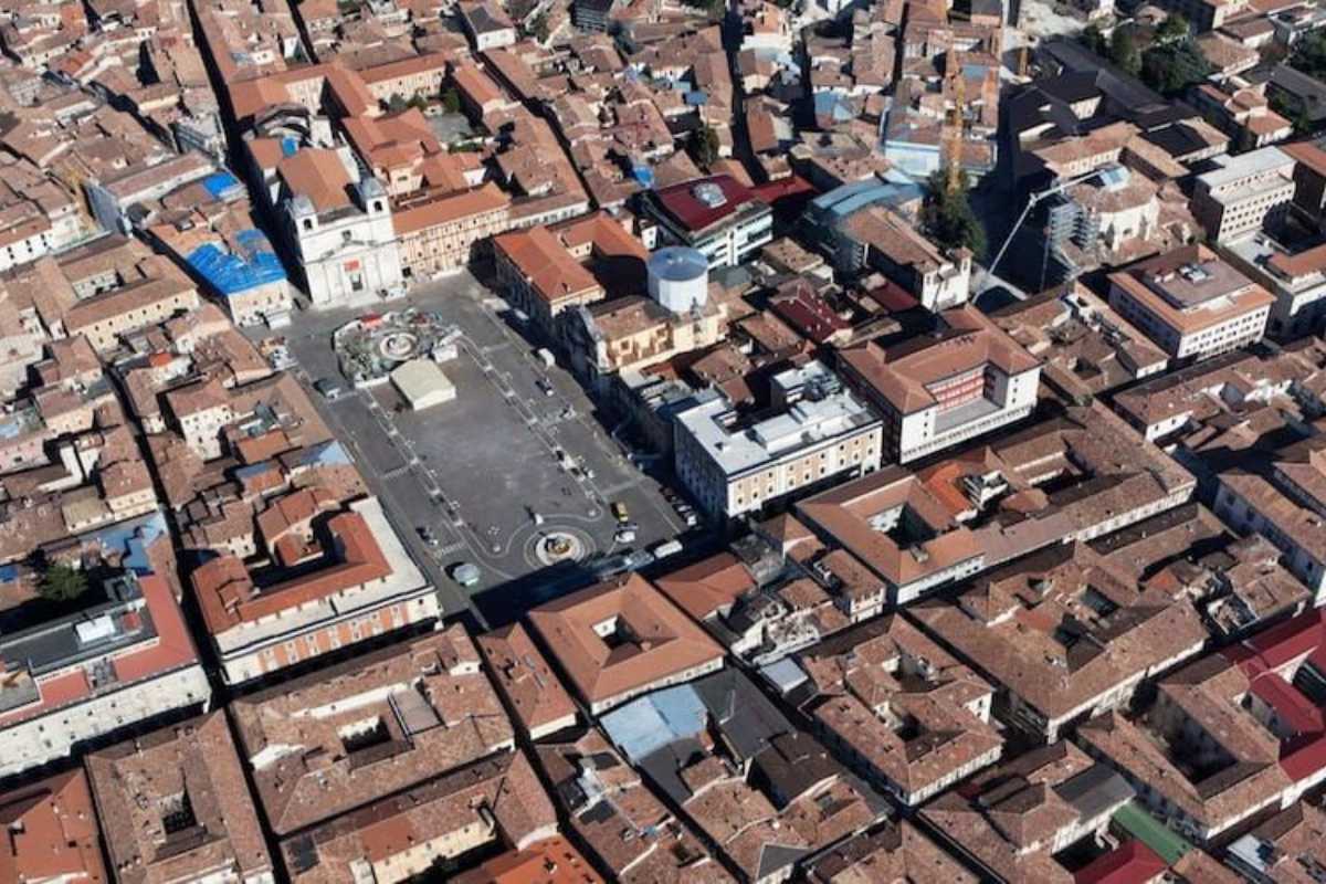 Mercatini di Natale a L'Aquila, con luci e decorazioni