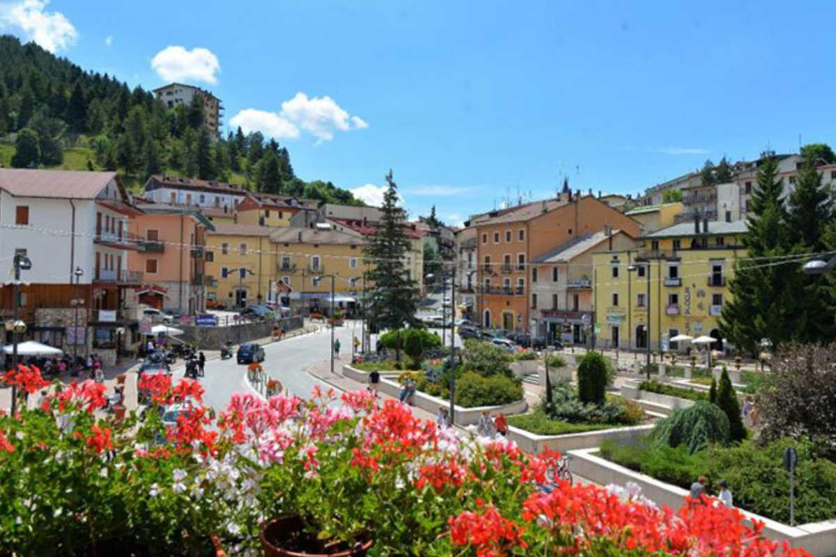 Scorcio invernale di Roccaraso con neve e piste da sci