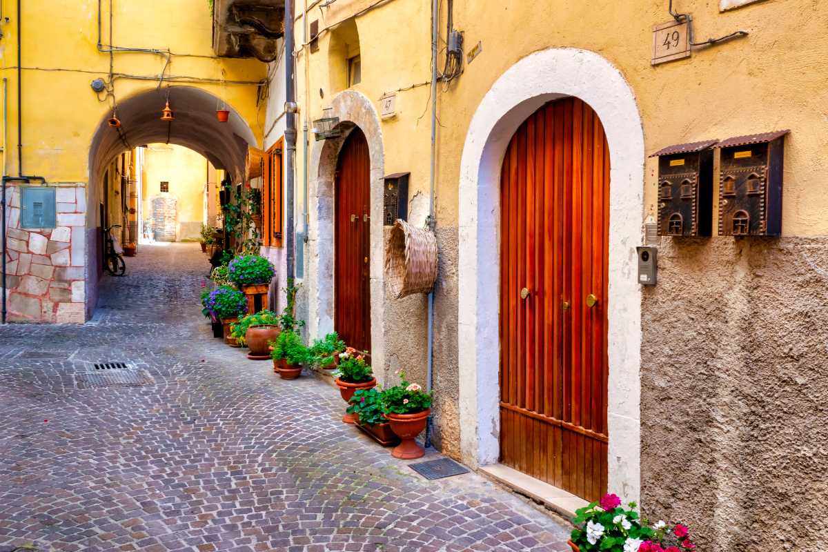 Mercatini di Natale a Sulmona, con luci e bancarelle festive
