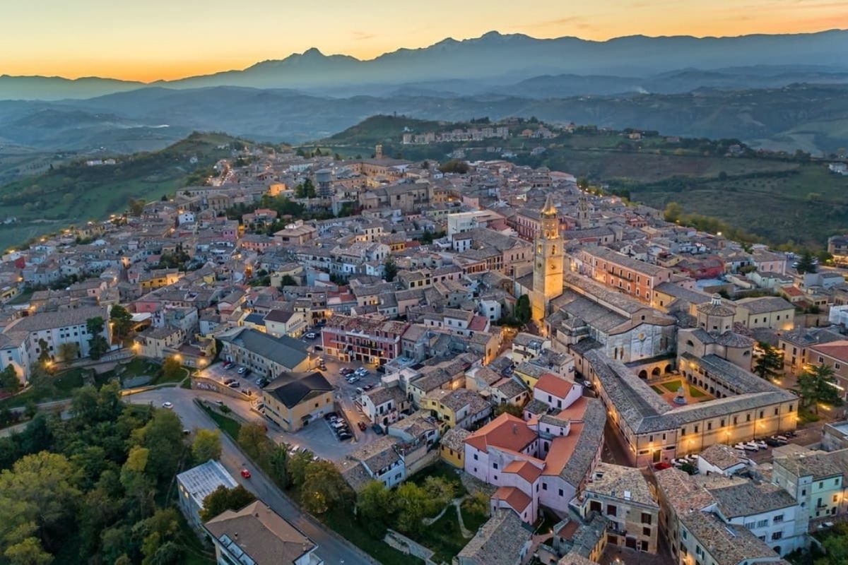 Vista panoramica di Teramo con il Gran Sasso sullo sfondo e il centro storico