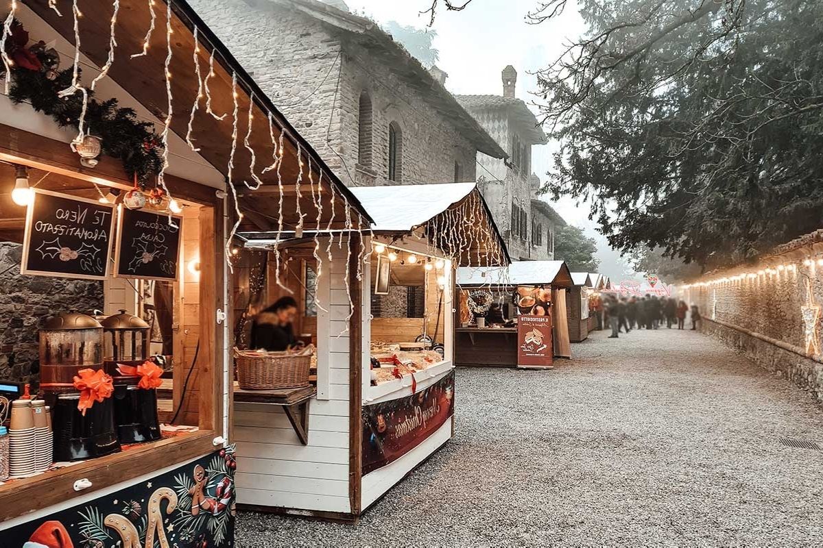 Mercatini di Natale a Teramo con luci festive e bancarelle