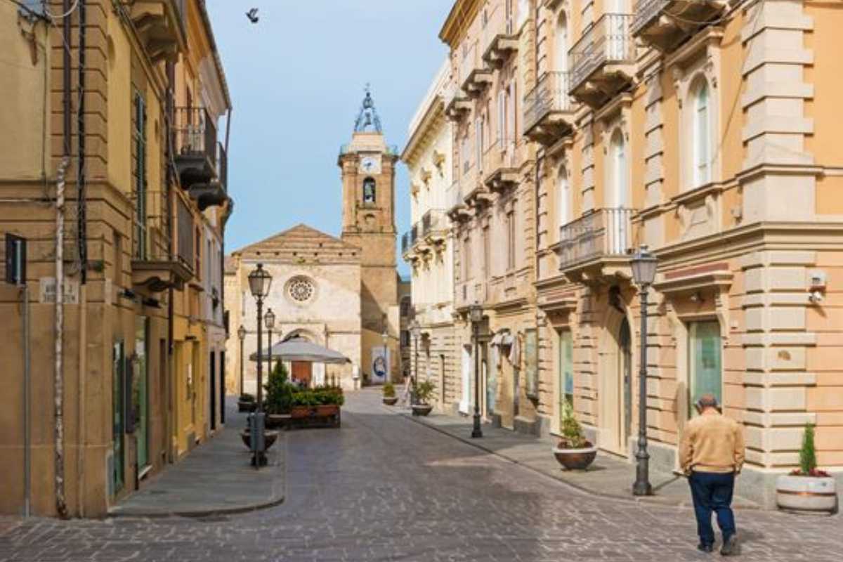 Vista panoramica di Vasto con il mare e il centro storico, evidenziando le tradizioni culturali