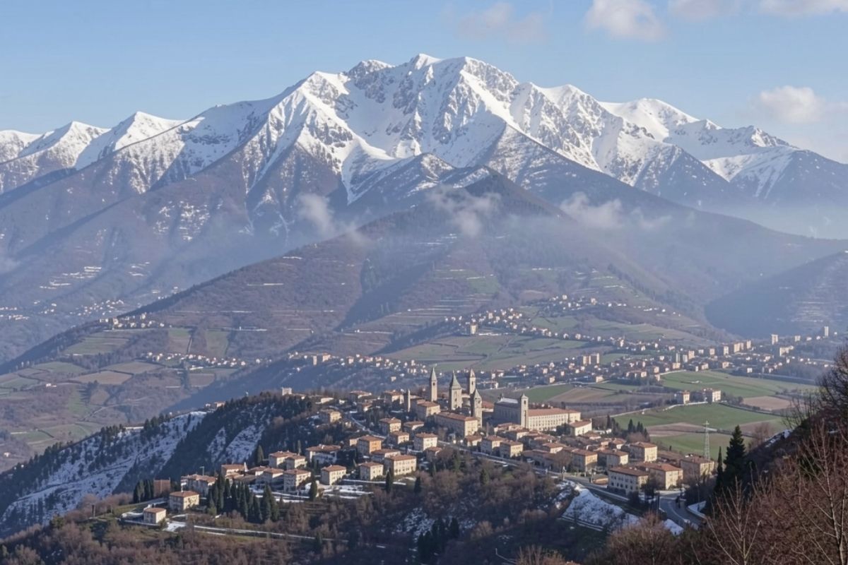 Vista panoramica di Teramo con il Gran Sasso sullo sfondo