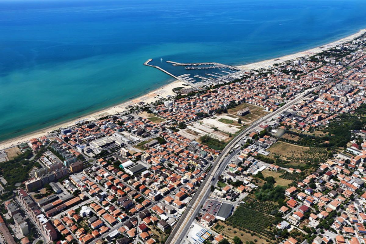 Panorama di Giulianova con il mare e il centro storico
