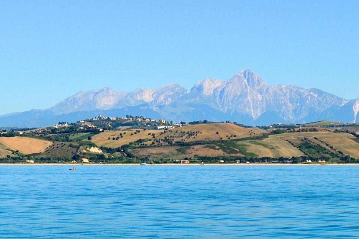 Trekking panoramico con vista sul Gran Sasso e il mare
