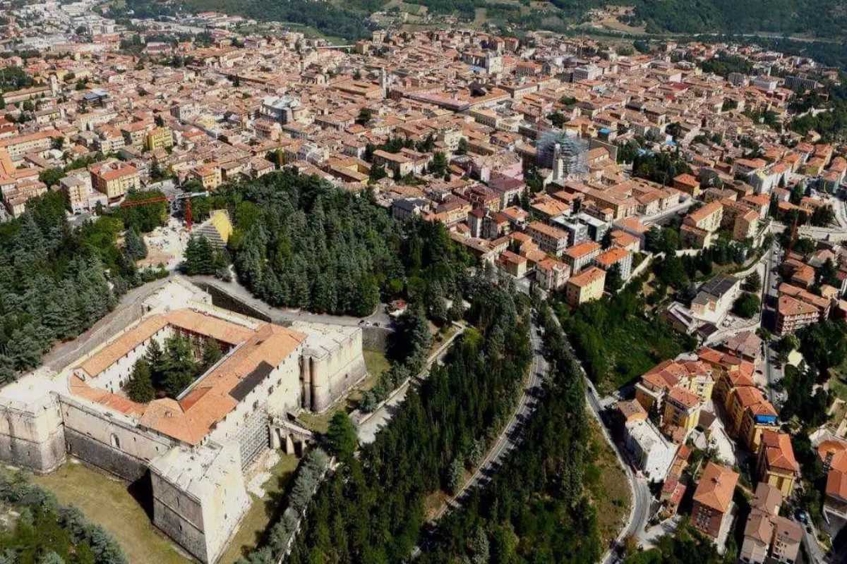 Vista panoramica di L'Aquila con il Gran Sasso sullo sfondo