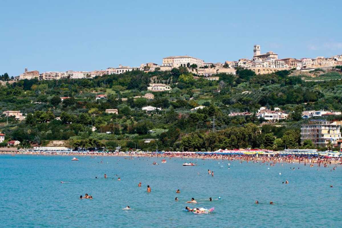 Spiaggia del Faro con il faro in lontananza, perfetta per il relax