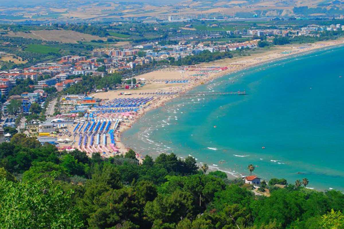 Spiaggia di Vasto con vista sul mare e il centro storico sullo sfondo