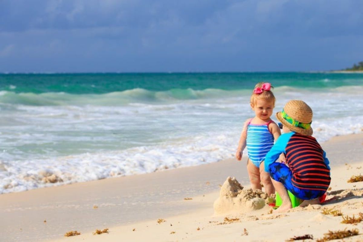 Spiaggia di Roseto degli Abruzzi con bambini che giocano nella sabbia