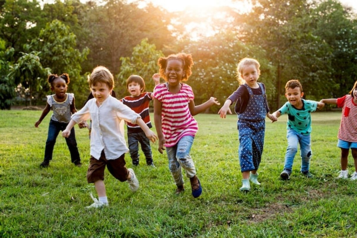 Bambini che giocano in un parco giochi a Roseto degli Abruzzi