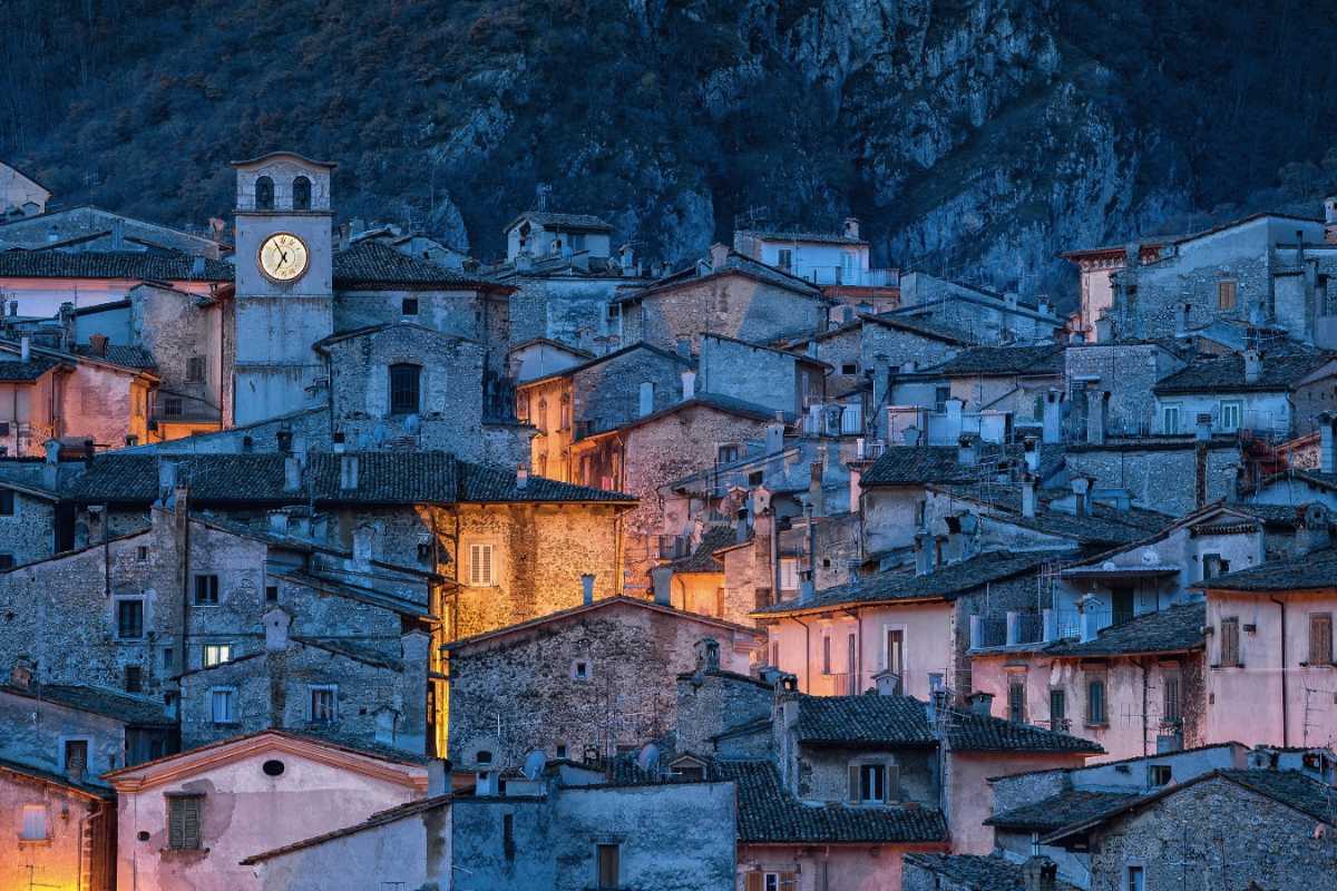 Vista panoramica di Scanno con il lago e il borgo medievale, famiglie in esplorazione