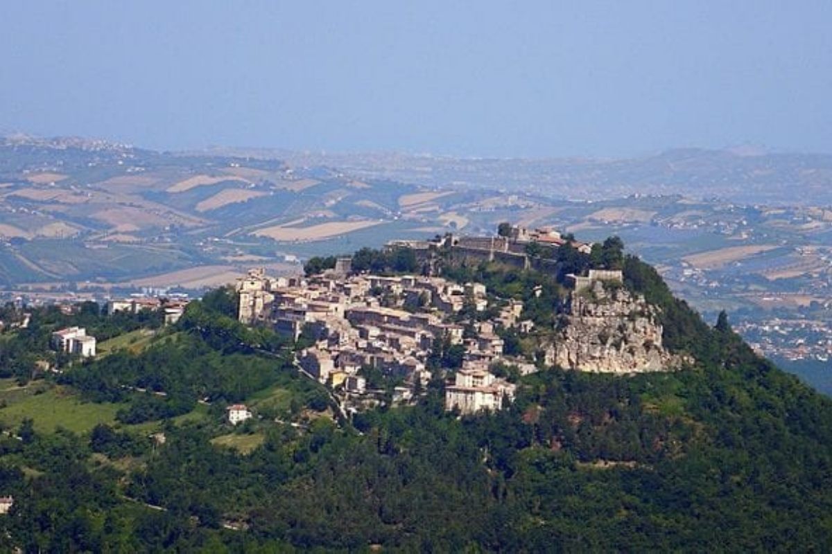 Panorama di Civitella del Tronto con la fortezza e il Gran Sasso sullo sfondo