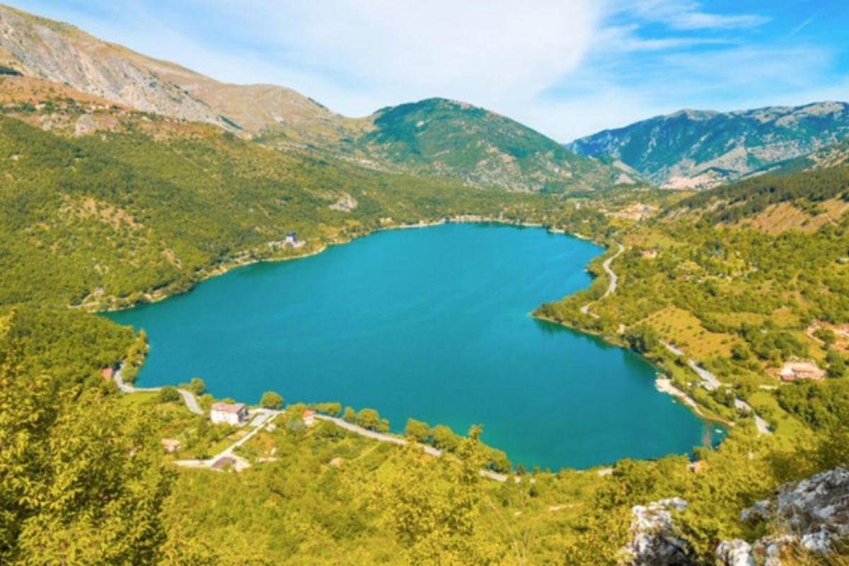 Panorama di Scanno e del lago glaciale, evidenziando la forma a cuore del borgo