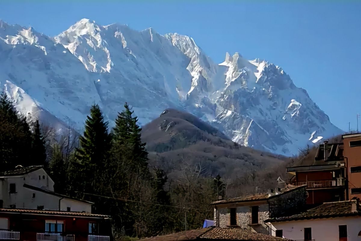 Vista panoramica di Teramo con il Gran Sasso sullo sfondo