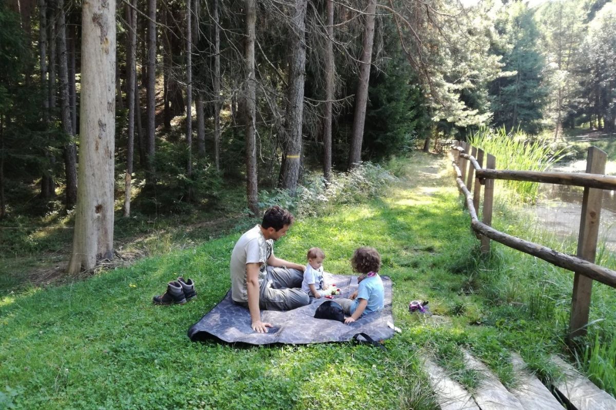 Vista panoramica di Teramo con famiglie che passeggiano e giocano nei parchi