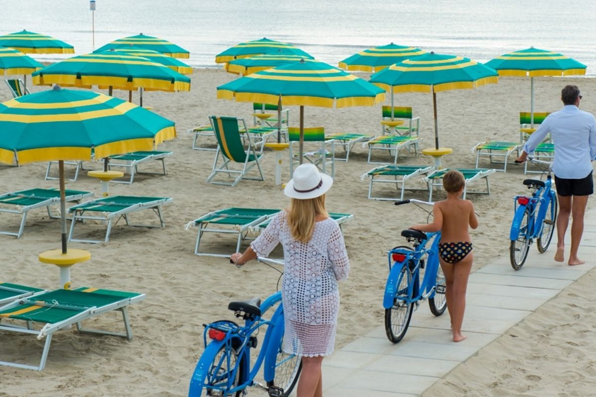 Spiaggia di Giulianova al tramonto con persone che passeggiano