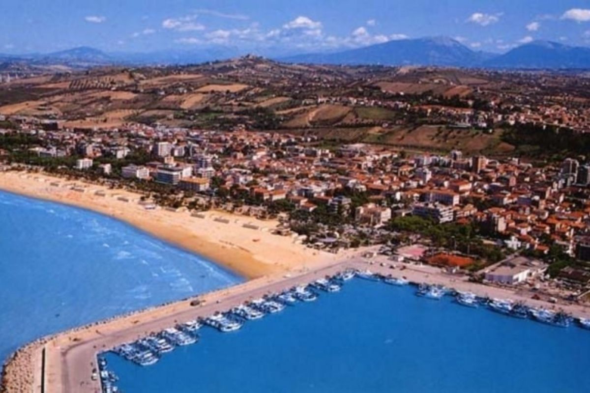 Panoramica di Giulianova con il mare Adriatico e il centro storico in lontananza