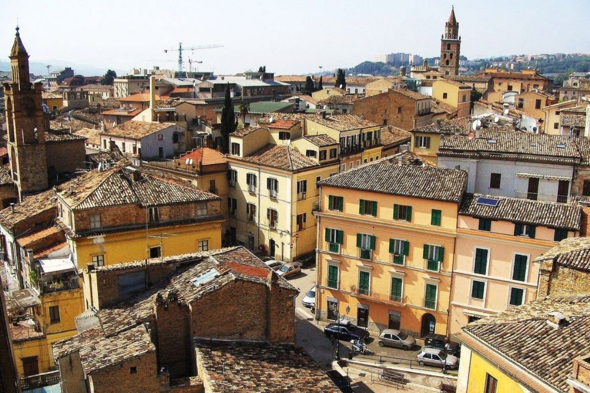 Veduta panoramica di Teramo e dei suoi monumenti storici