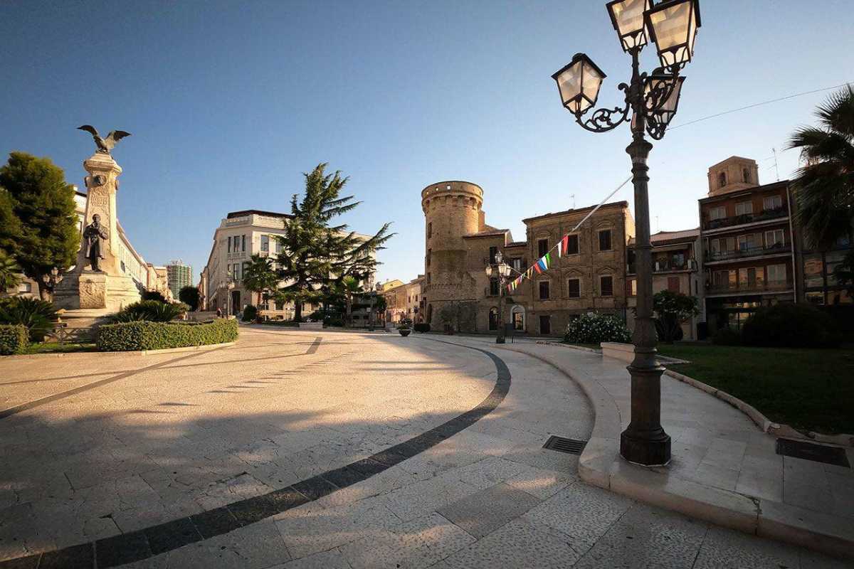Bambini che giocano in un parco a Vasto, con giochi e attività all'aperto