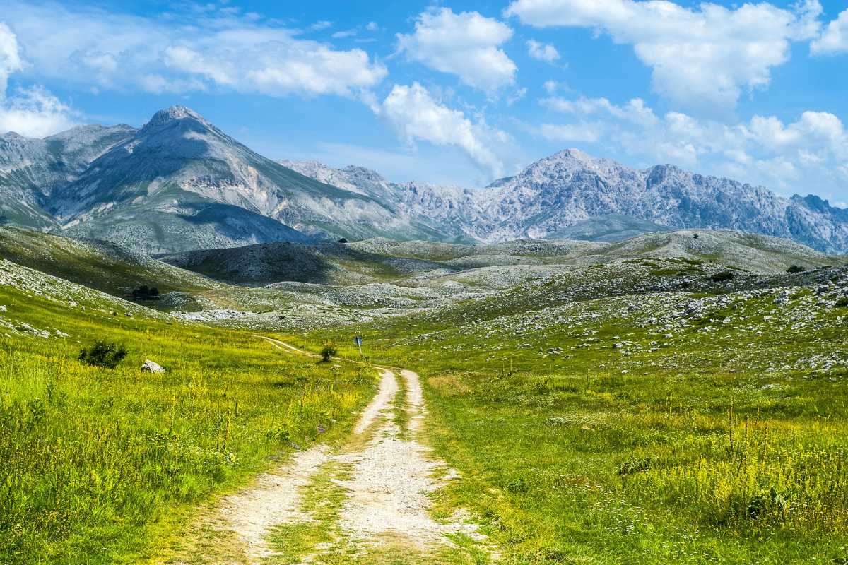 Panorama mozzafiato di Campo Imperatore con cime appenniniche sullo sfondo