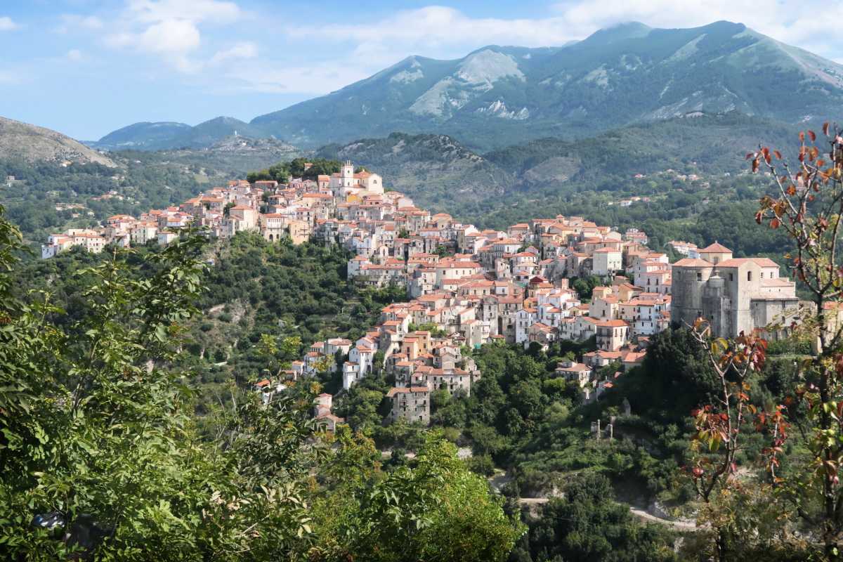 Panorama di Civitella del Tronto con il Gran Sasso sullo sfondo
