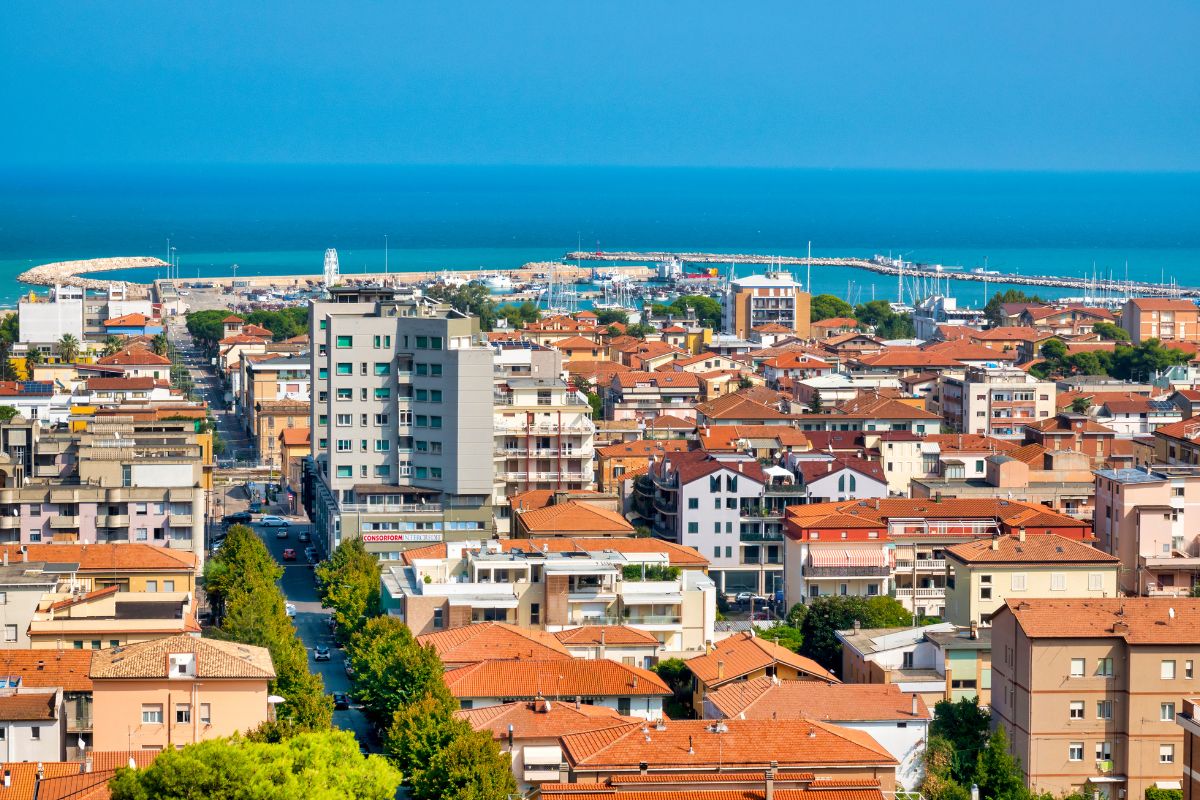 Spiaggia di Giulianova con ombrelloni e turisti