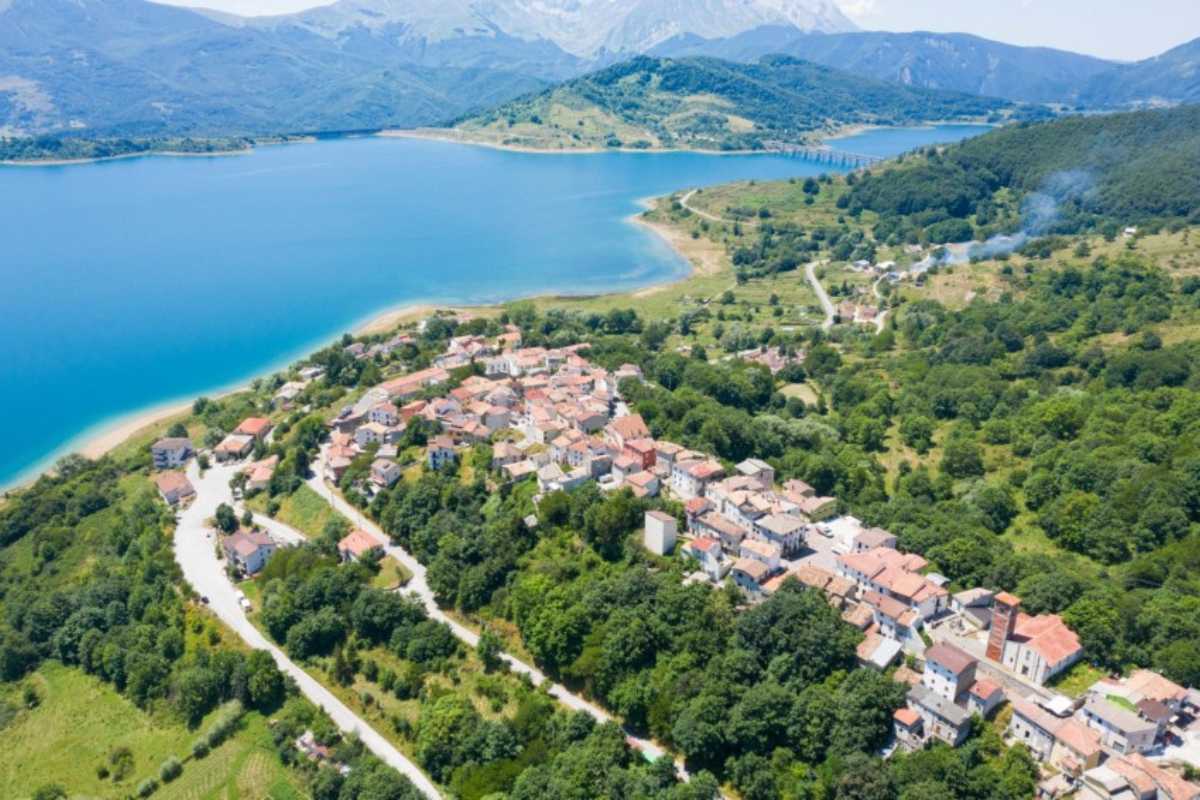 Attività di kayak sul Lago di Campotosto durante una giornata di sole