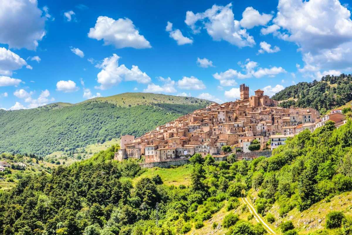 Vista panoramica di L'Aquila con il Gran Sasso sullo sfondo