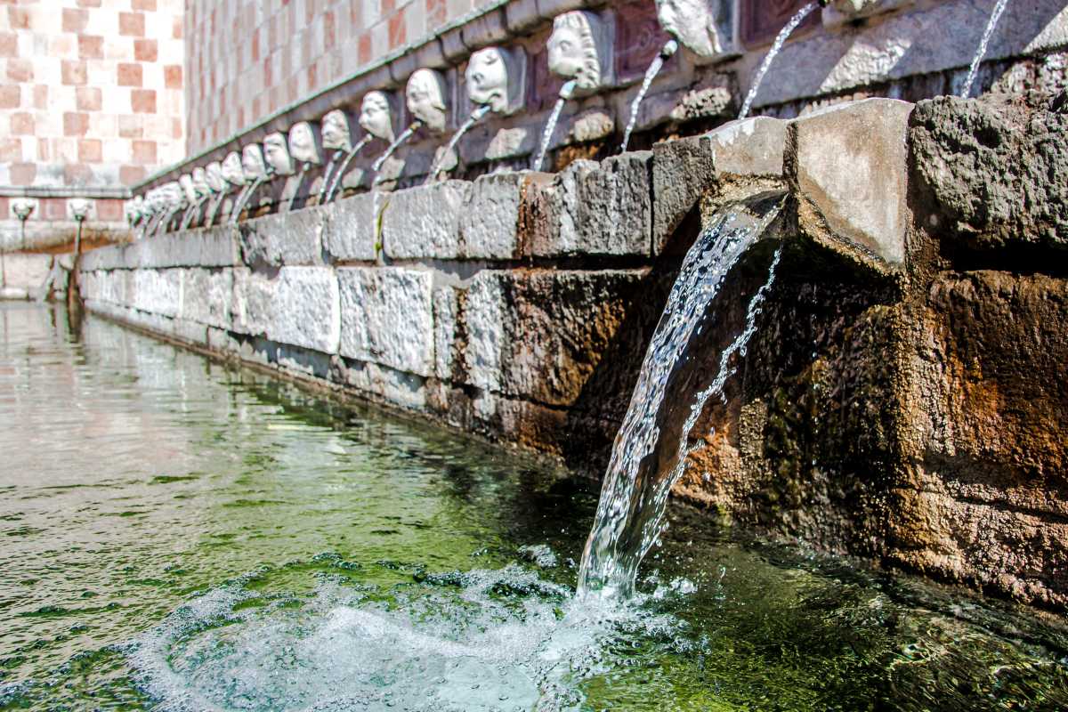 Dettaglio della Fontana delle 99 Cannelle con i suoi getti d'acqua