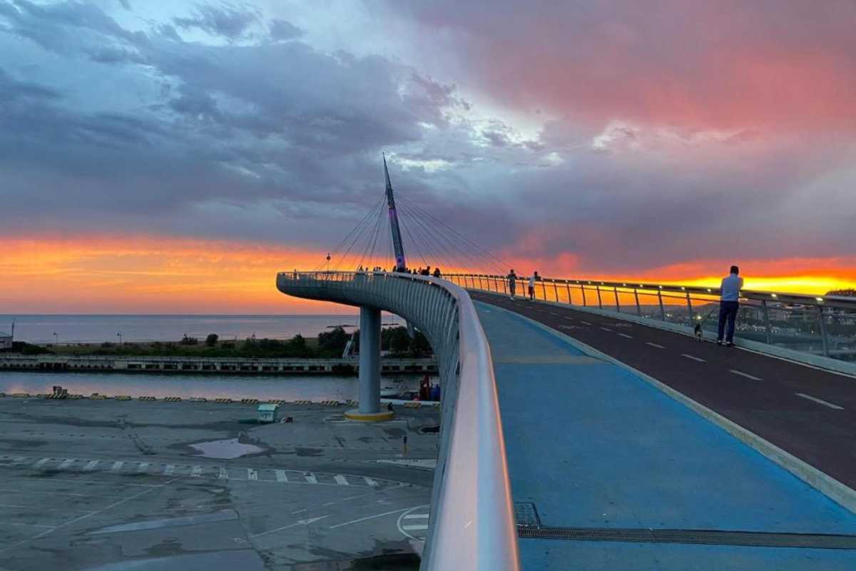 Vista panoramica della città di Pescara al tramonto con il mare e la skyline
