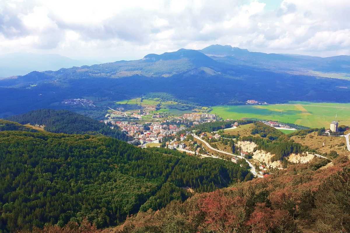Vista panoramica delle piste da sci di Roccaraso, con i monti sullo sfondo