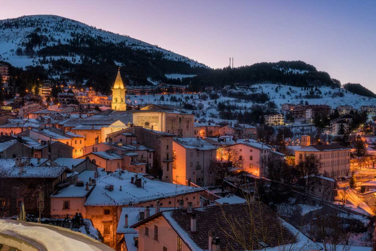 Scorci del centro di Roccaraso durante l'inverno, con i borghi innevati