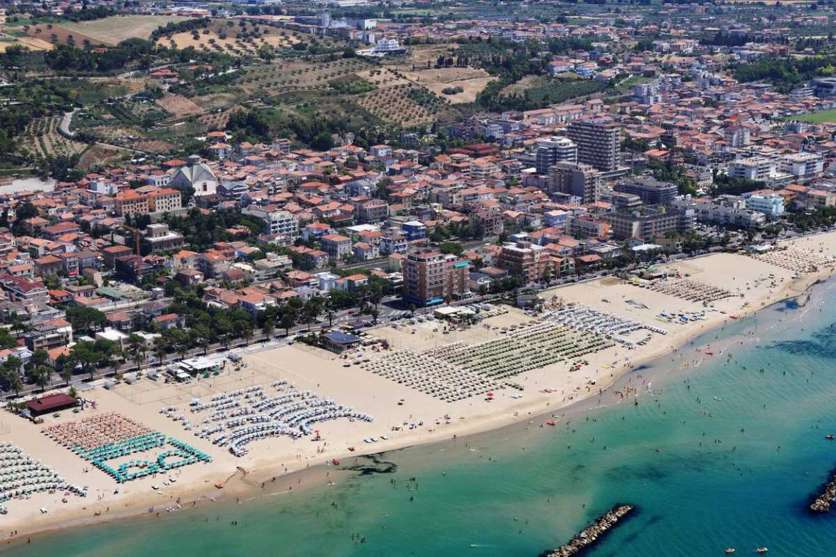 Vista panoramica di Roseto degli Abruzzi con il mare e le pinete